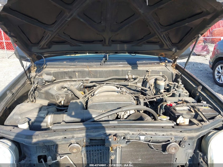 2000 Toyota Tundra Ltd V8 VIN: 5TBRT3812YS032642 Lot: 43748661