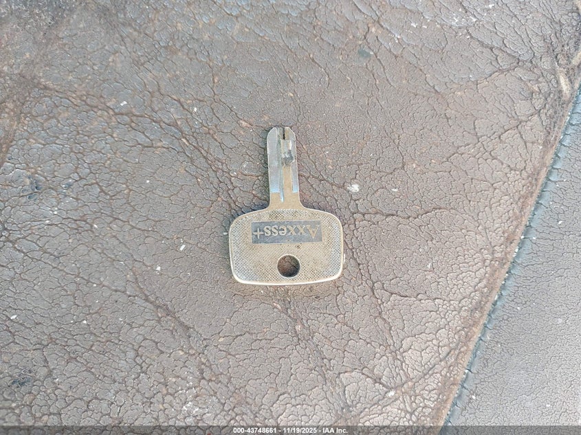 2000 Toyota Tundra Ltd V8 VIN: 5TBRT3812YS032642 Lot: 43748661