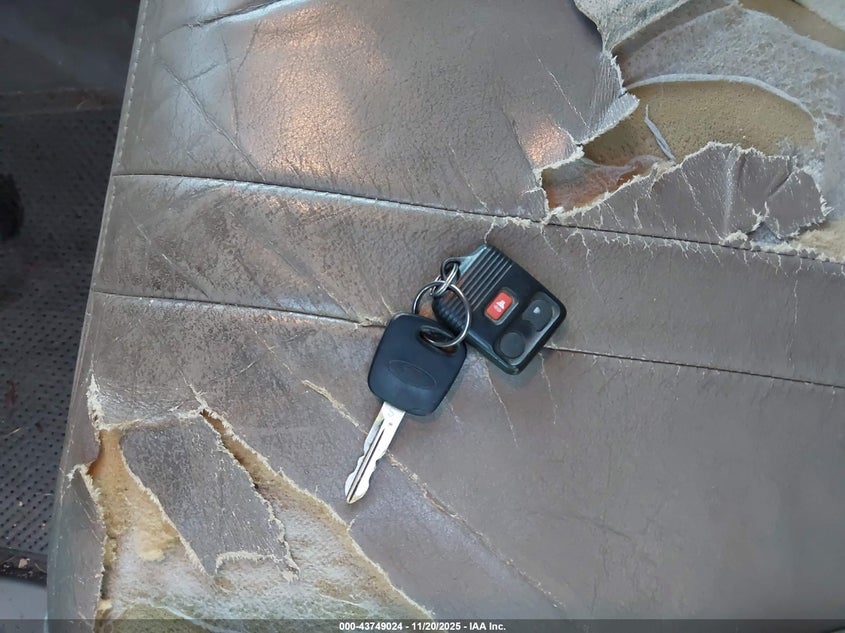 2001 Ford Expedition Eddie Bauer VIN: 1FMPU18L71LA30437 Lot: 43749024