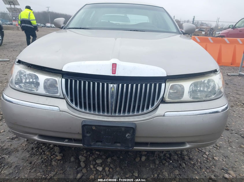1999 Lincoln Town Car Signature VIN: 1LNHM82W2XY661916 Lot: 43749386