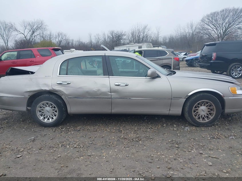 1999 Lincoln Town Car Signature VIN: 1LNHM82W2XY661916 Lot: 43749386