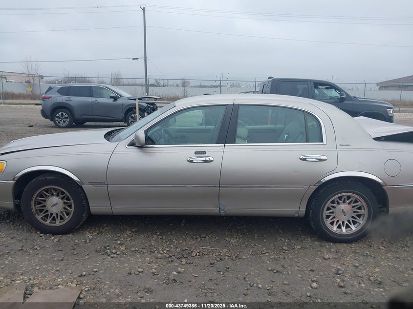 1999 Lincoln Town Car Signature VIN: 1LNHM82W2XY661916 Lot: 43749386