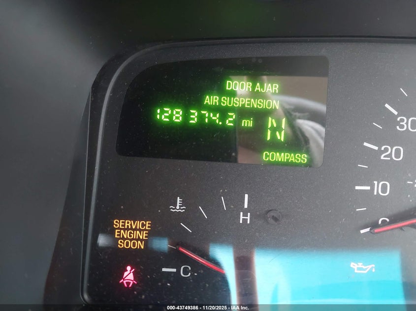 1999 Lincoln Town Car Signature VIN: 1LNHM82W2XY661916 Lot: 43749386