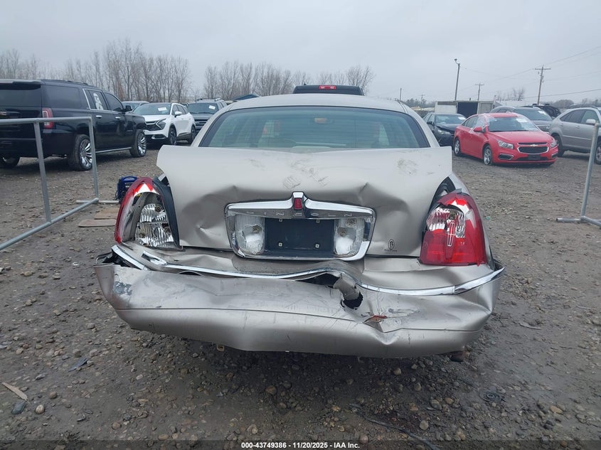 1999 Lincoln Town Car Signature VIN: 1LNHM82W2XY661916 Lot: 43749386