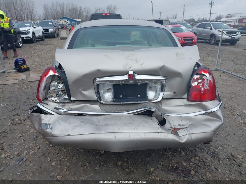 1999 Lincoln Town Car Signature VIN: 1LNHM82W2XY661916 Lot: 43749386