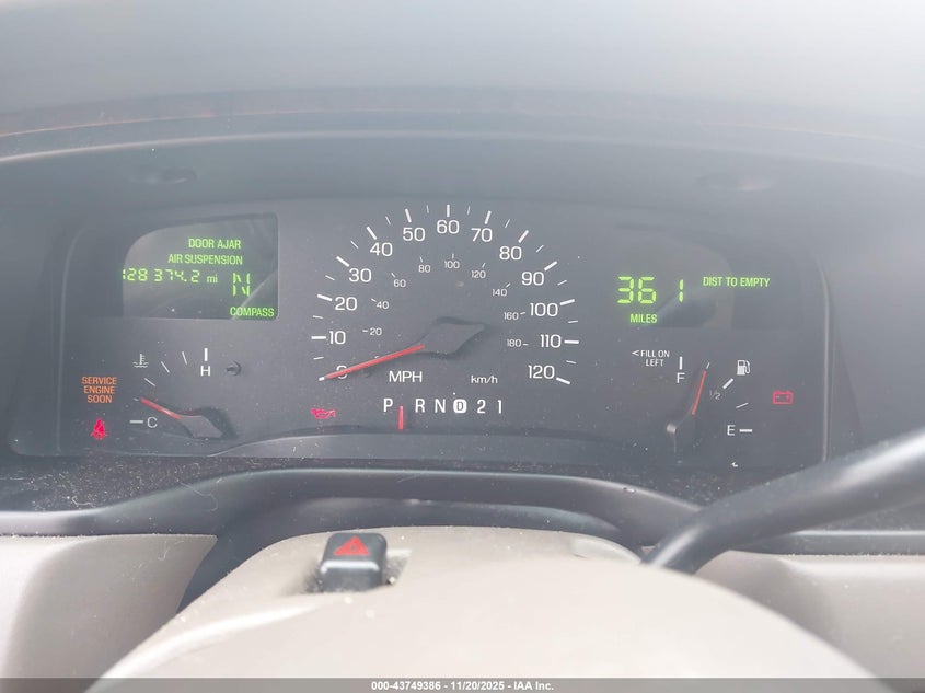 1999 Lincoln Town Car Signature VIN: 1LNHM82W2XY661916 Lot: 43749386