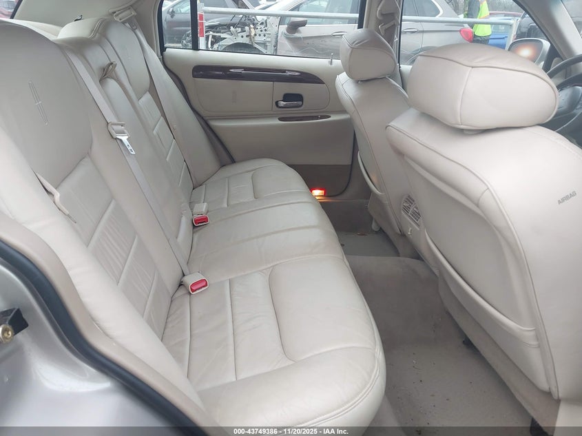 1999 Lincoln Town Car Signature VIN: 1LNHM82W2XY661916 Lot: 43749386