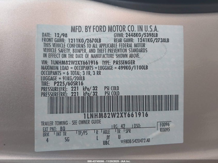 1999 Lincoln Town Car Signature VIN: 1LNHM82W2XY661916 Lot: 43749386