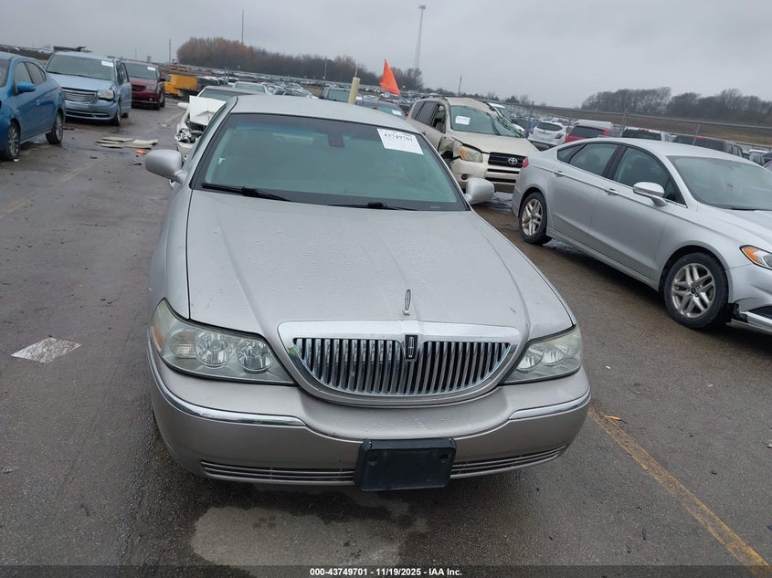 2003 Lincoln Town Car Signature VIN: 1LNHM82W83Y667259 Lot: 43749701