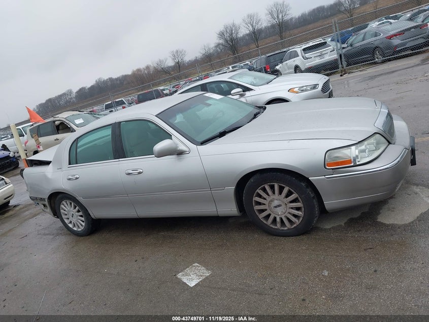 2003 Lincoln Town Car Signature VIN: 1LNHM82W83Y667259 Lot: 43749701