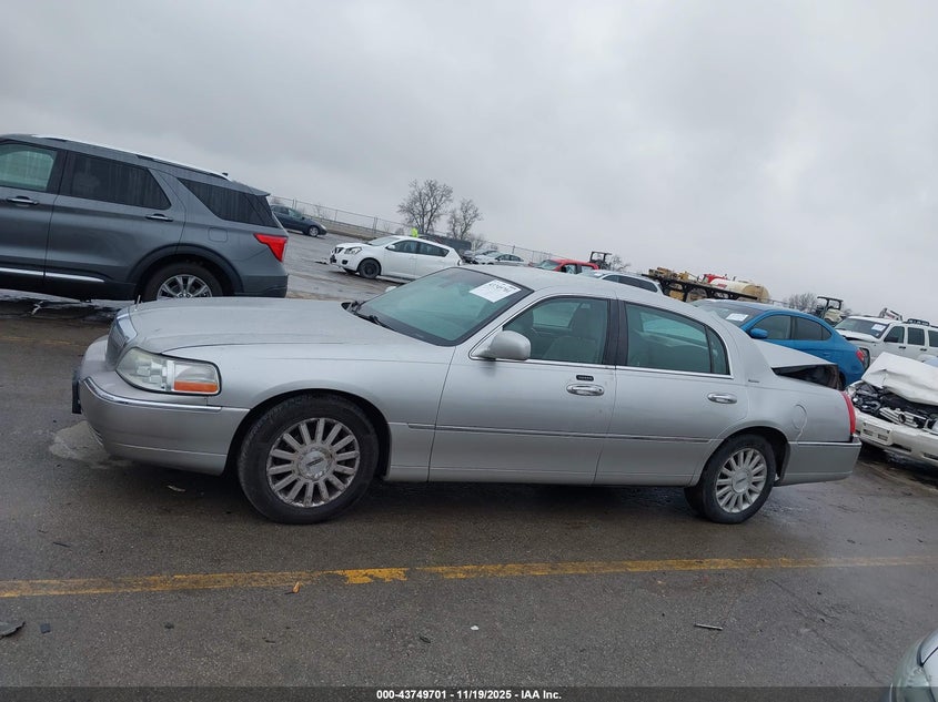 2003 Lincoln Town Car Signature VIN: 1LNHM82W83Y667259 Lot: 43749701
