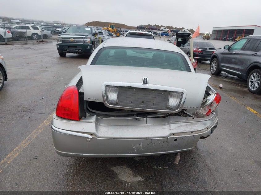 2003 Lincoln Town Car Signature VIN: 1LNHM82W83Y667259 Lot: 43749701