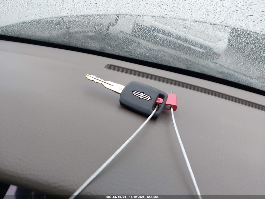 2003 Lincoln Town Car Signature VIN: 1LNHM82W83Y667259 Lot: 43749701