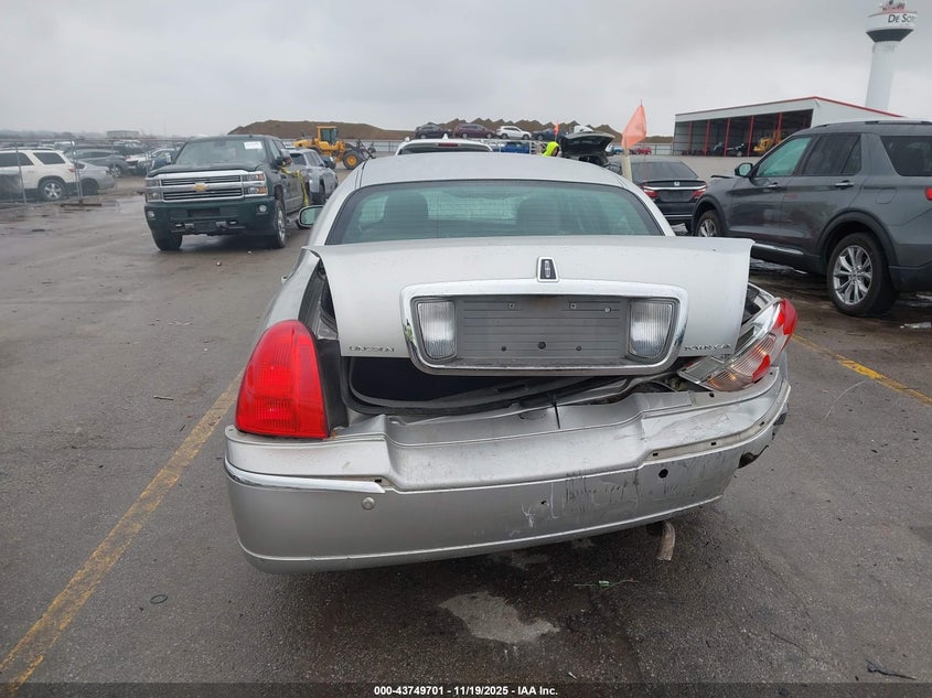 2003 Lincoln Town Car Signature VIN: 1LNHM82W83Y667259 Lot: 43749701