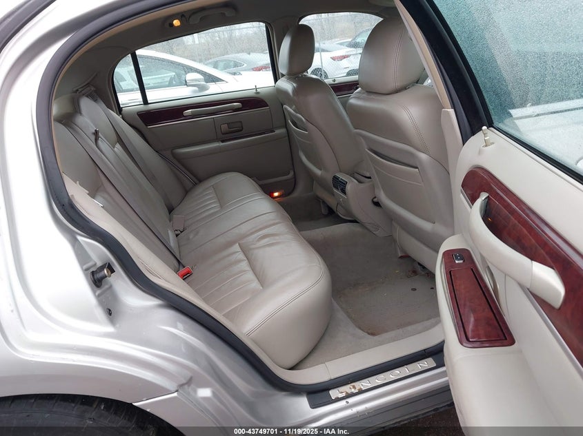 2003 Lincoln Town Car Signature VIN: 1LNHM82W83Y667259 Lot: 43749701