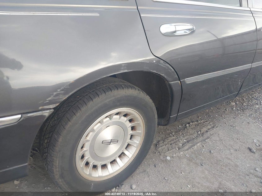 1999 Lincoln Town Car Executive VIN: 1LNHM81W2XY708640 Lot: 43749713