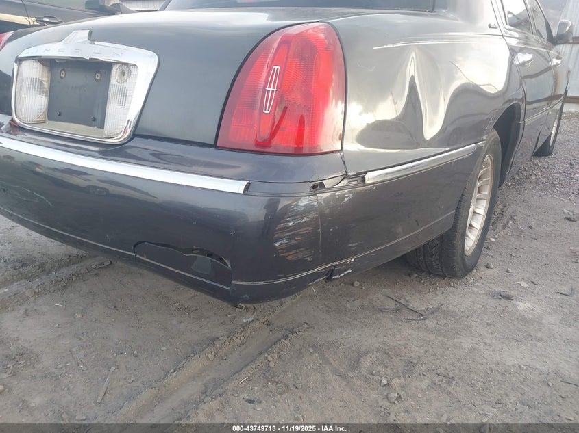 1999 Lincoln Town Car Executive VIN: 1LNHM81W2XY708640 Lot: 43749713