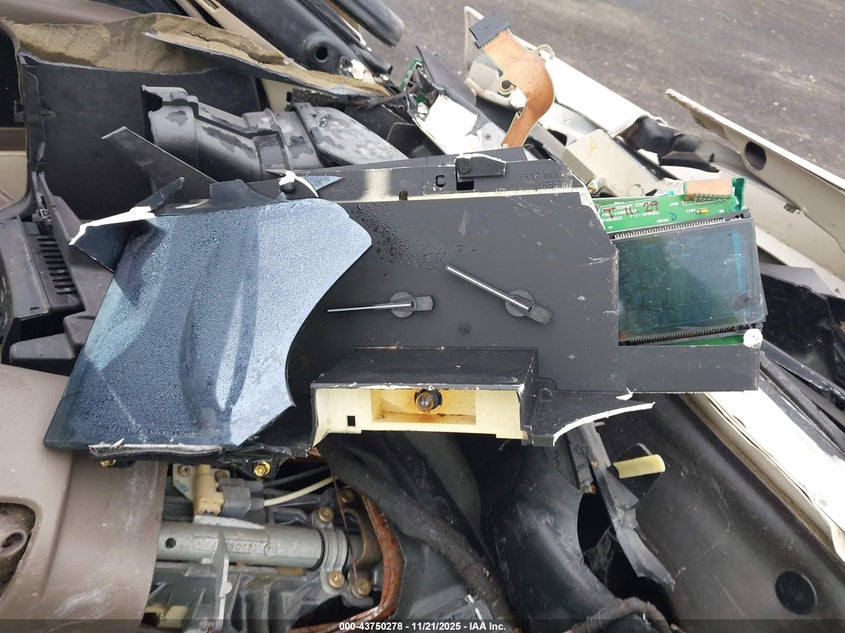 1997 Lincoln Continental VIN: 1LNLM97VXVY666570 Lot: 43750278