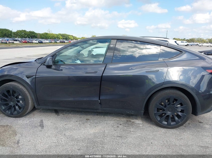 2024 Tesla Model Y Long Range Dual Motor All-Wheel Drive/Rwd VIN: 7SAYGDED2RF095874 Lot: 43750800
