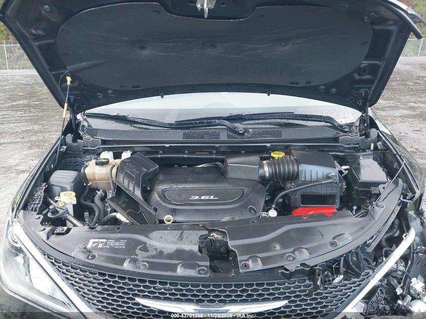 2017 Chrysler Pacifica Limited VIN: 2C4RC1GG6HR703515 Lot: 43751266