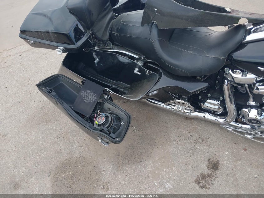 2017 Harley-Davidson Fltrxs Road Glide Special VIN: 1HD1KTC14HB688717 Lot: 43751923