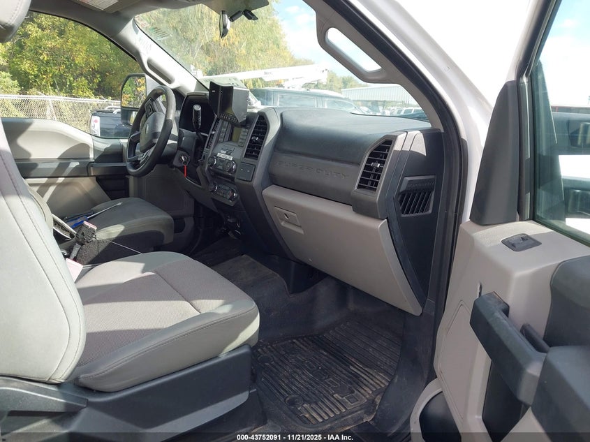 2017 Ford F-550 Chassis Xl VIN: 1FDUF5GT6HEB92693 Lot: 43752091