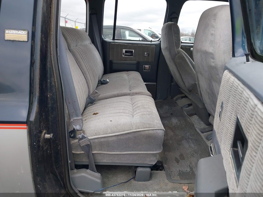 1990 Chevrolet Suburban R1500 VIN: 1GNER16K0LF100120 Lot: 43752216