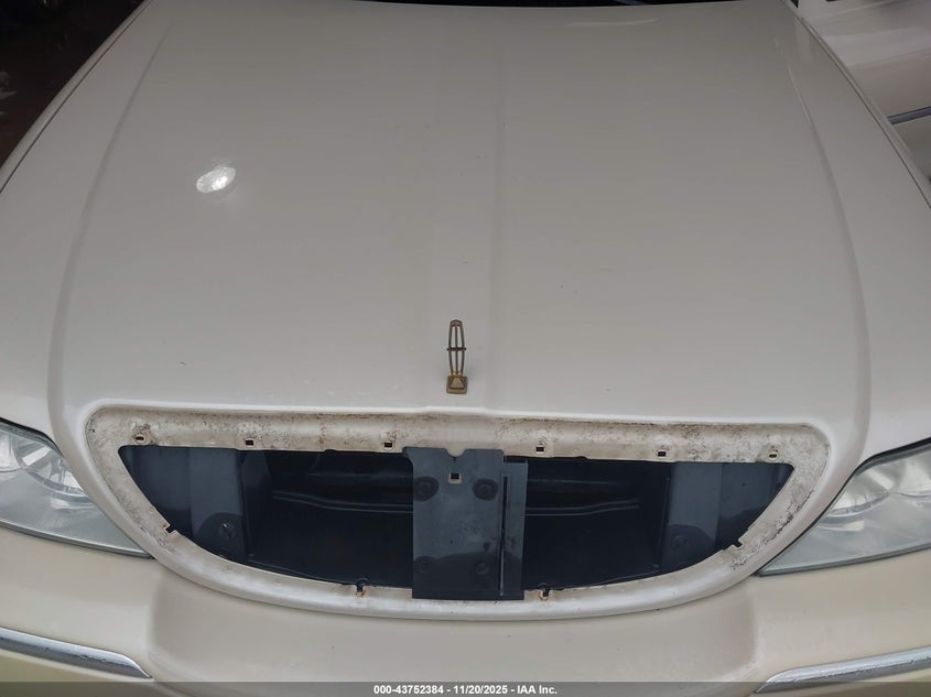 2003 Lincoln Town Car Signature VIN: 1LNHM82W13Y660640 Lot: 43752384