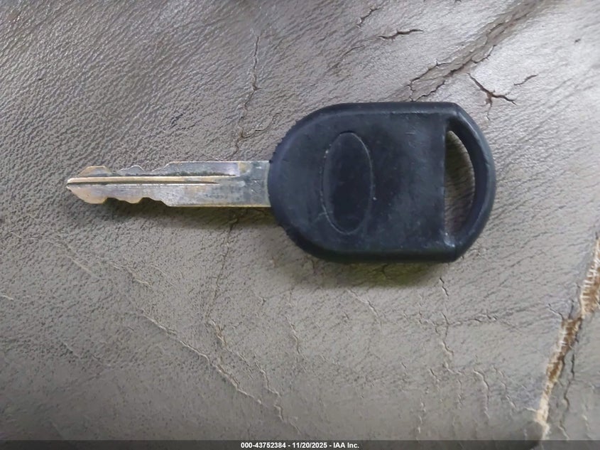 2003 Lincoln Town Car Signature VIN: 1LNHM82W13Y660640 Lot: 43752384