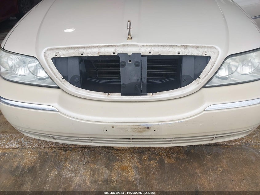 2003 Lincoln Town Car Signature VIN: 1LNHM82W13Y660640 Lot: 43752384