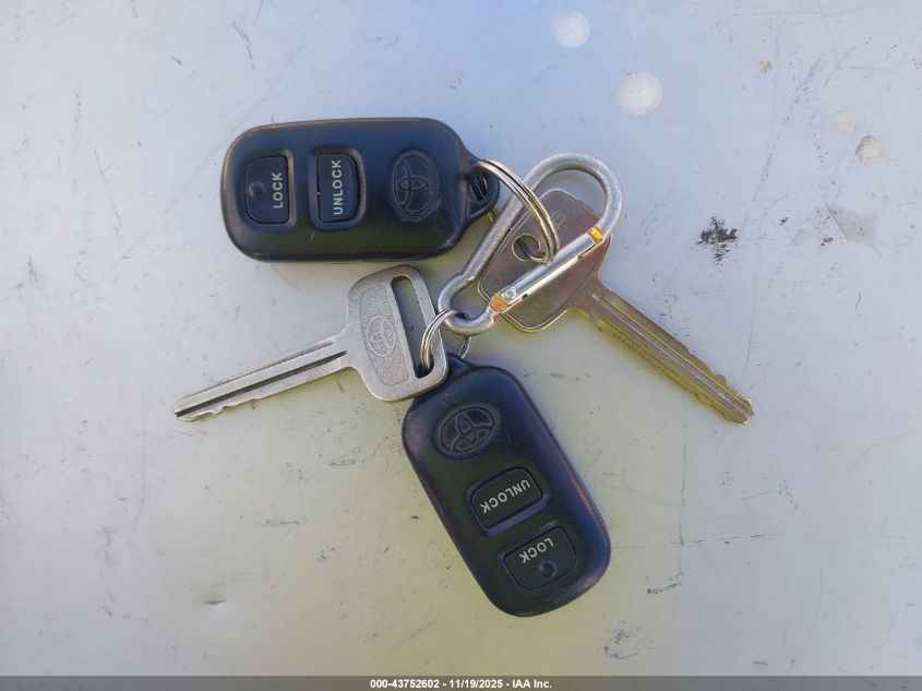 2000 Toyota Sienna Le VIN: 4T3ZF13C0YU233854 Lot: 43752602