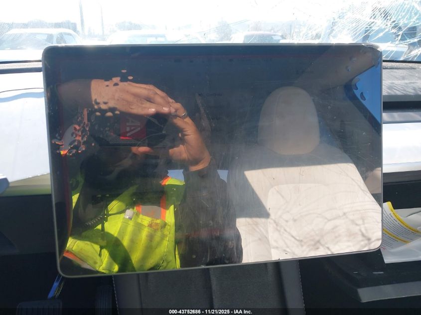 2025 Tesla Model Y Long Range Dual Motor All-Wheel Drive VIN: 7SAYGDEEXSF265767 Lot: 43752686