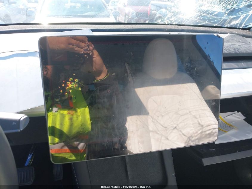 2025 Tesla Model Y Long Range Dual Motor All-Wheel Drive VIN: 7SAYGDEEXSF265767 Lot: 43752686