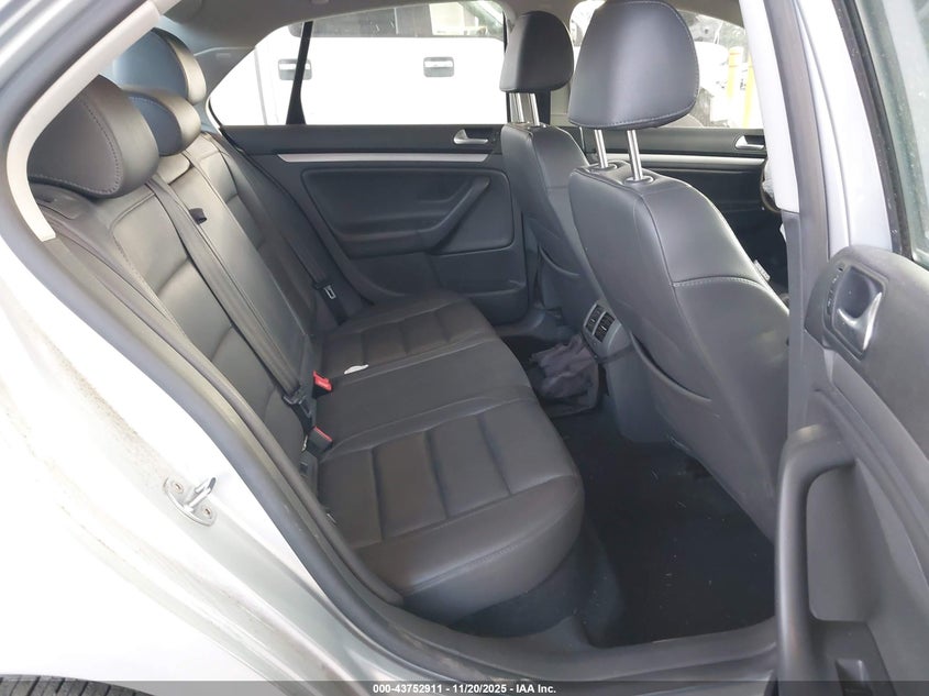 2008 Volkswagen Jetta Se/Sel VIN: 3VWRZ71K78M081798 Lot: 43752911