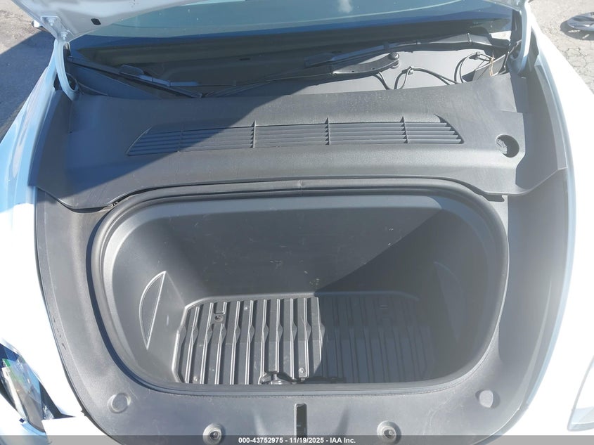 2025 Tesla Model Y Long Range Dual Motor All-Wheel Drive VIN: 7SAYGAEE8SF305441 Lot: 43752975