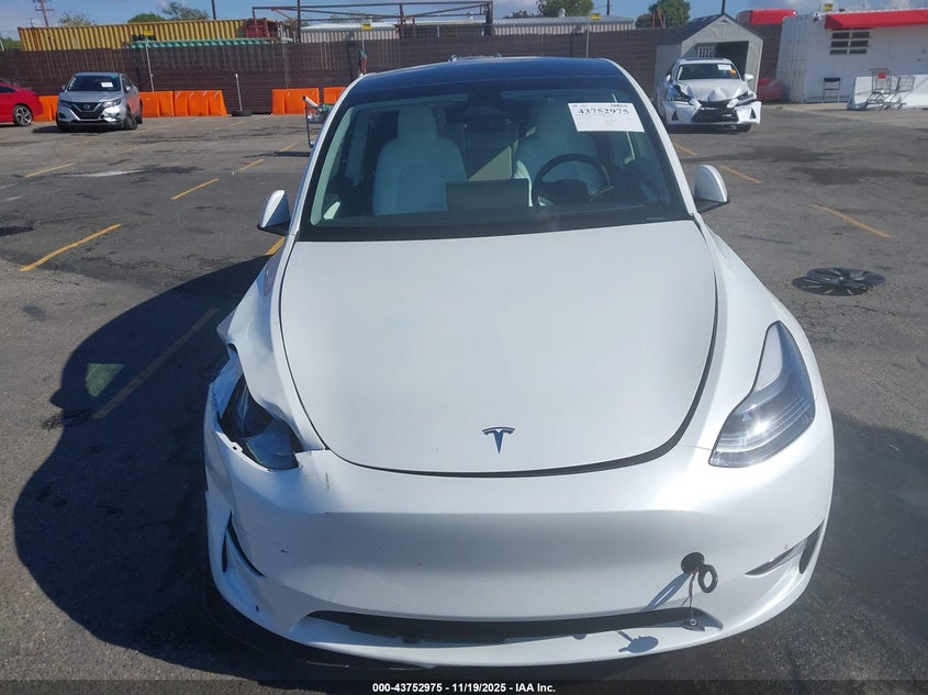 2025 Tesla Model Y Long Range Dual Motor All-Wheel Drive VIN: 7SAYGAEE8SF305441 Lot: 43752975