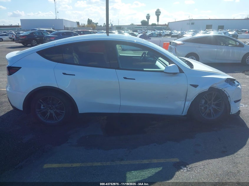2025 Tesla Model Y Long Range Dual Motor All-Wheel Drive VIN: 7SAYGAEE8SF305441 Lot: 43752975