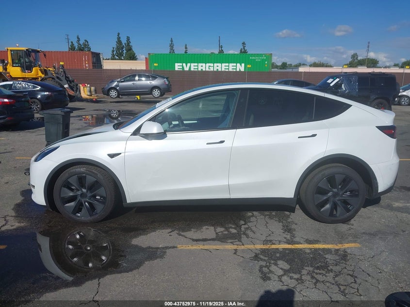 2025 Tesla Model Y Long Range Dual Motor All-Wheel Drive VIN: 7SAYGAEE8SF305441 Lot: 43752975