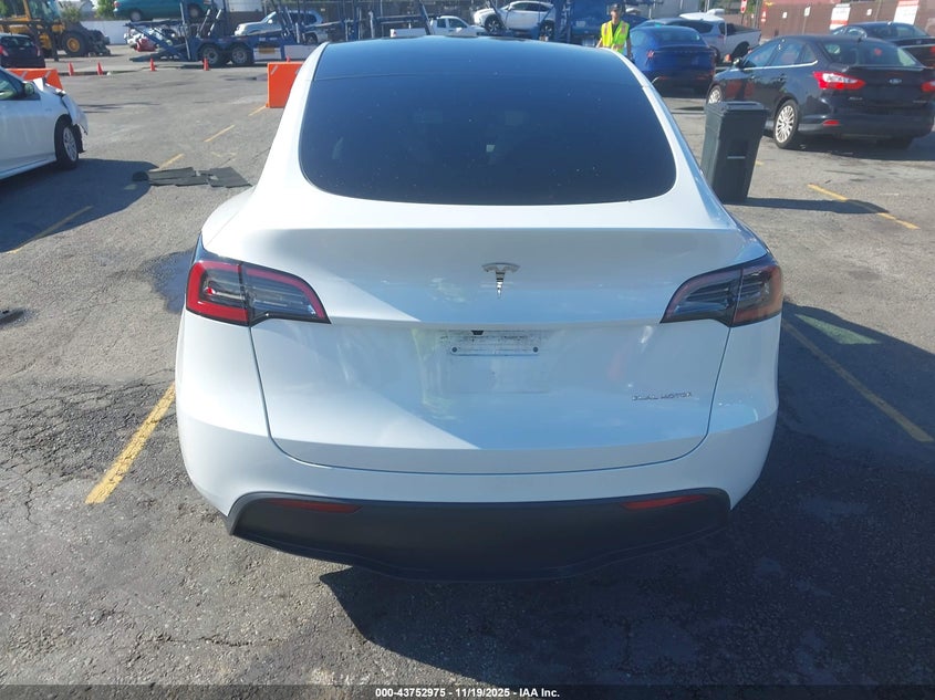 2025 Tesla Model Y Long Range Dual Motor All-Wheel Drive VIN: 7SAYGAEE8SF305441 Lot: 43752975