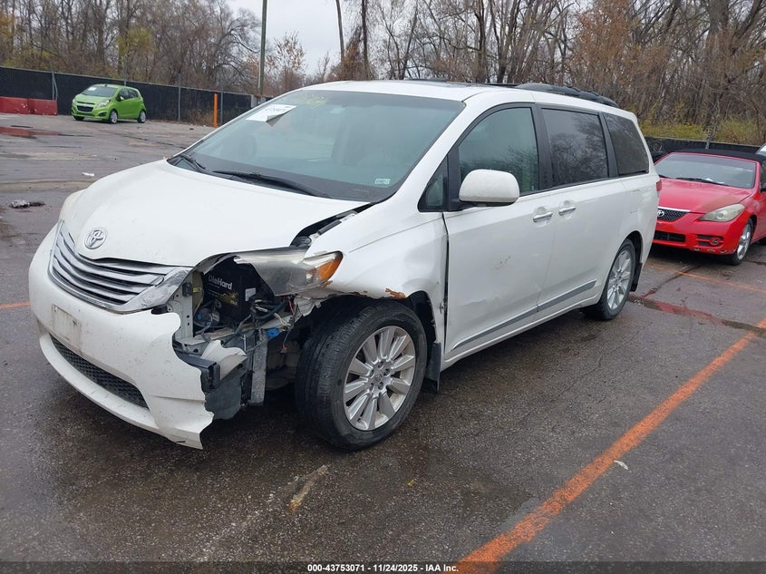 5TDYK3DC9BS081552 2011 TOYOTA SIENNA photo no. 2