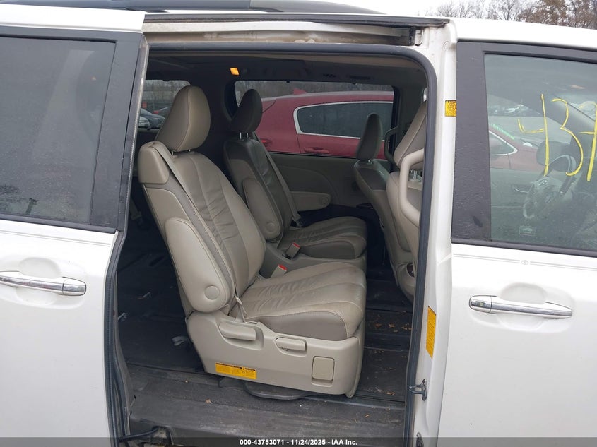 5TDYK3DC9BS081552 2011 TOYOTA SIENNA photo no. 8