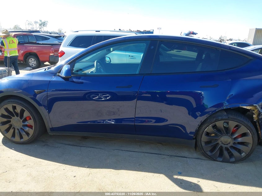 2022 Tesla Model Y Performance Dual Motor All-Wheel Drive VIN: 7SAYGDEF2NF330172 Lot: 43753330