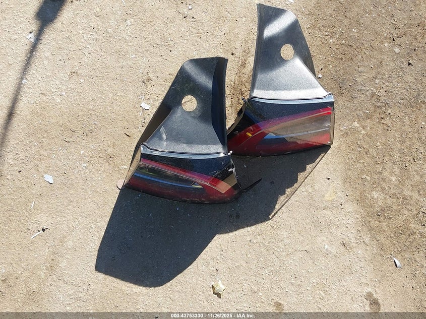 2022 Tesla Model Y Performance Dual Motor All-Wheel Drive VIN: 7SAYGDEF2NF330172 Lot: 43753330