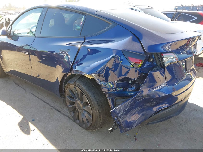 2022 Tesla Model Y Performance Dual Motor All-Wheel Drive VIN: 7SAYGDEF2NF330172 Lot: 43753330
