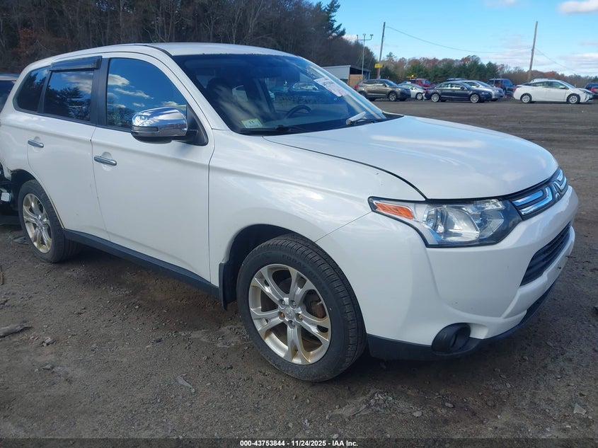 MITSUBISHI OUTLANDER SE