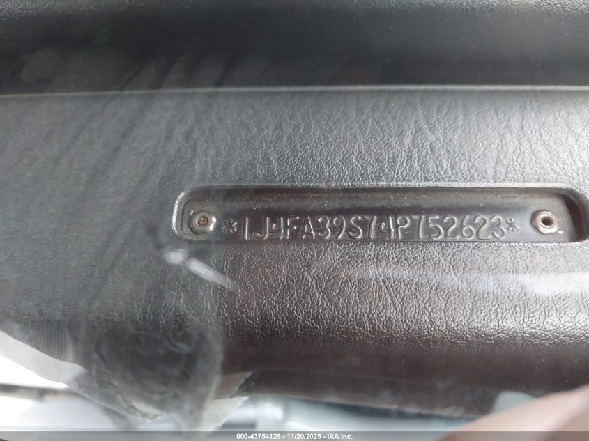 2004 Jeep Wrangler X VIN: 1J4FA39S74P752623 Lot: 43754128