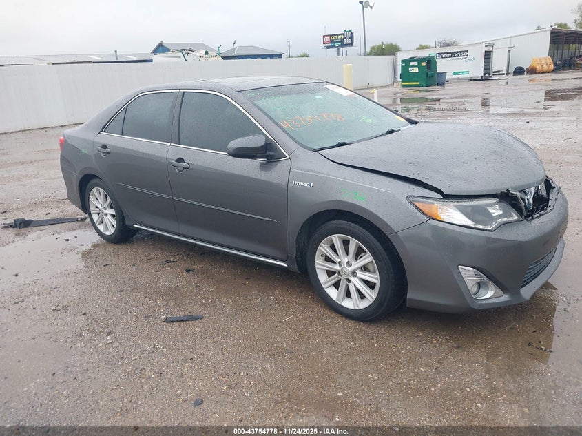 TOYOTA CAMRY HYBRID XLE