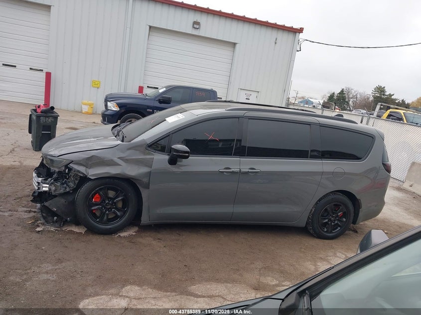 2025 Chrysler Pacifica Limited VIN: 2C4RC1GG4SR608250 Lot: 43755389