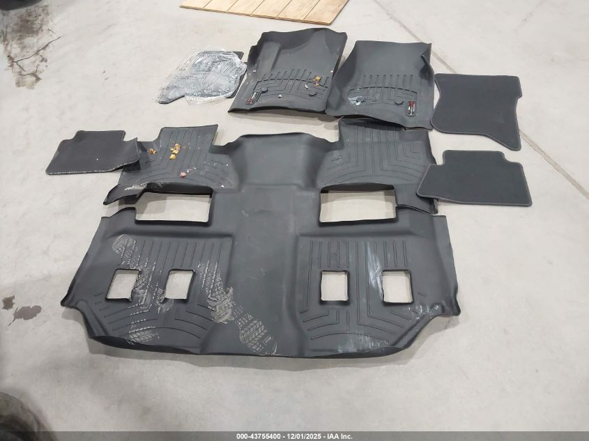 2017 GMC Yukon Xl Denali VIN: 1GKS2HKJ6HR271423 Lot: 43755400