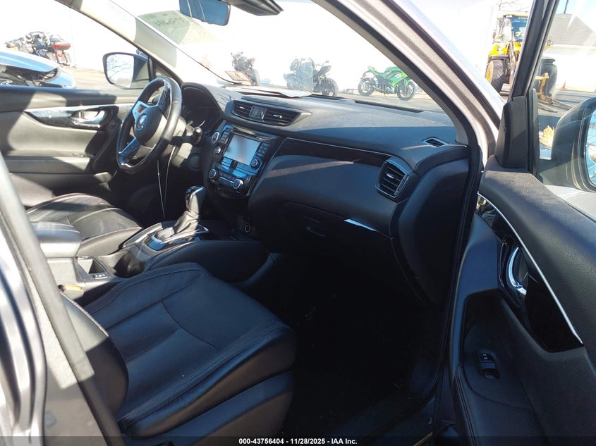 JN1BJ1CR7JW210683 2018 NISSAN ROGUE photo no. 5